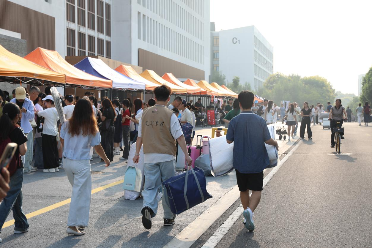 我校喜迎2025级新生入学报到