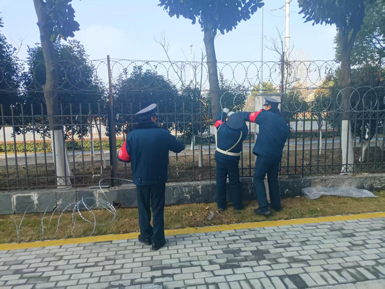 寒假坚守护校园 匠心修缮筑防线——我校保安人员全力修复围墙铁丝网